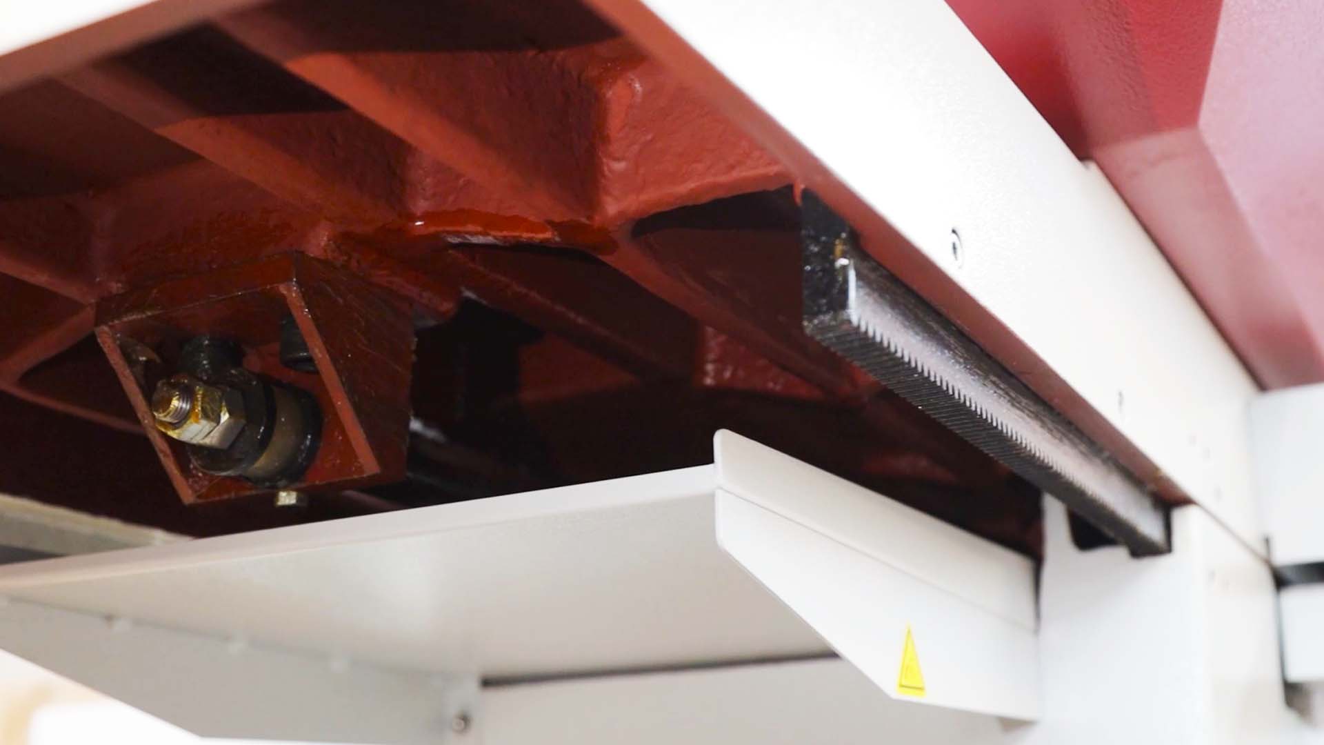 Перемещение узлов осуществляется по шлифованным направляющим скольжения