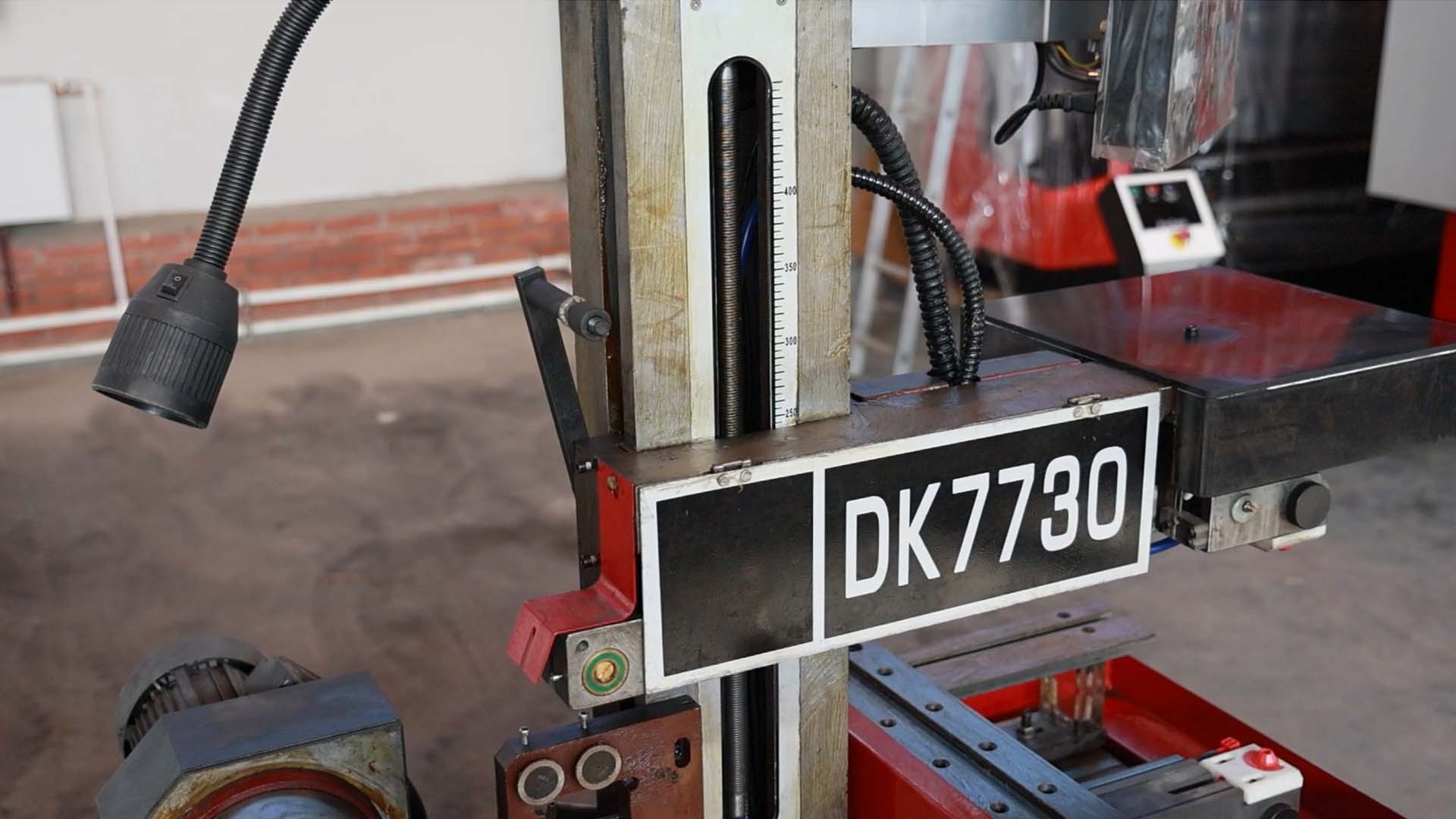 На станках серии DK77 проволока помещается на барабан