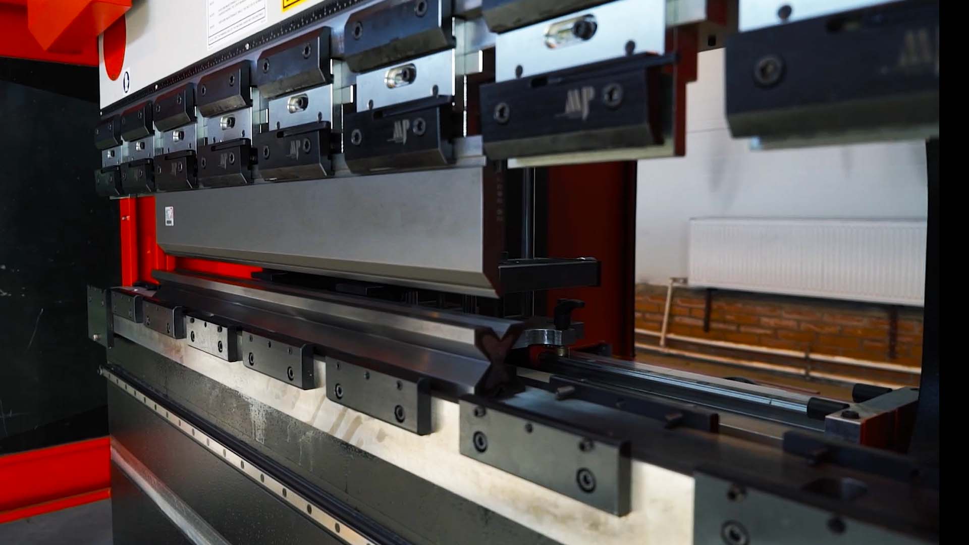 Замена оснастки на прессах с ЧПУ не требует физических усилий