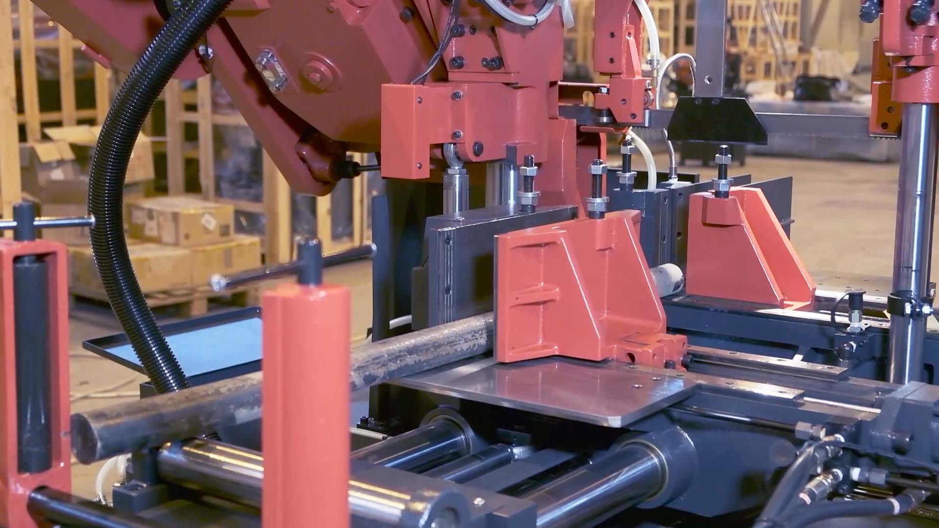 Ленточнопильный автомат самостоятельно подает заготовку в зону реза