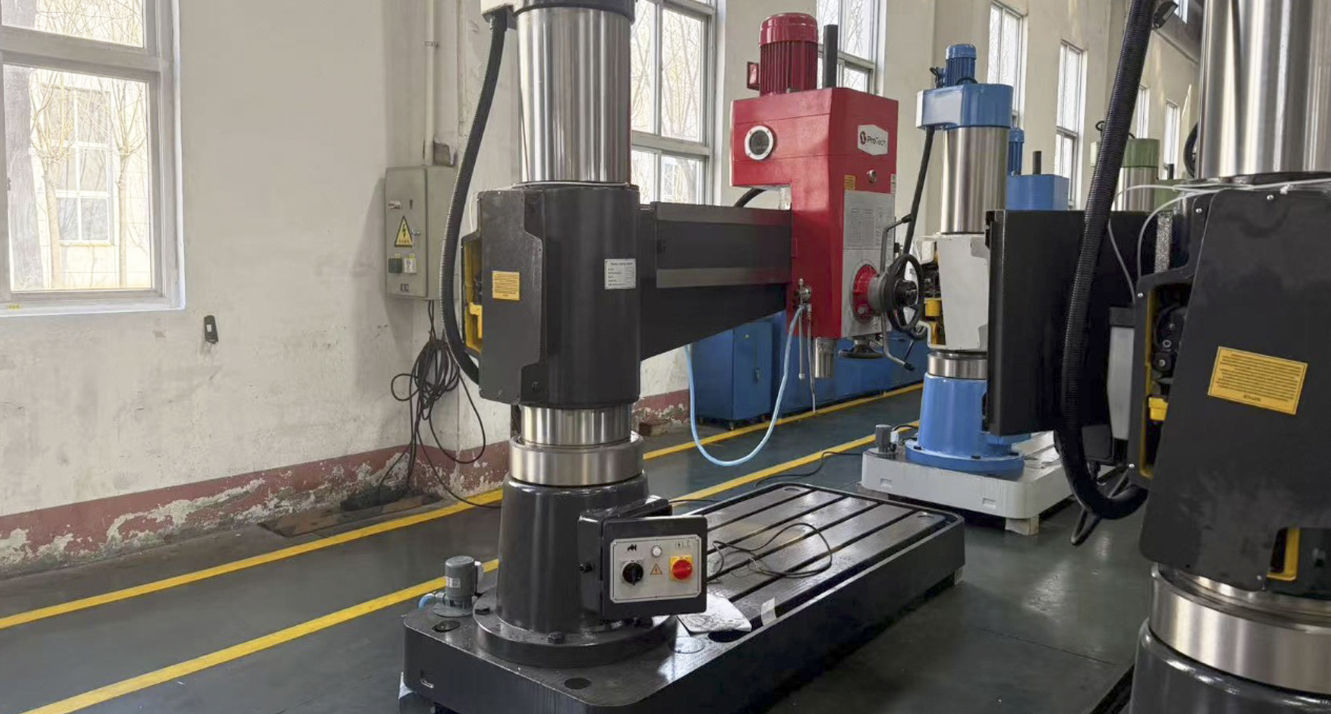 Радиально‑сверлильный станок — одна из самых универсальных и узнаваемых машин металлообработки