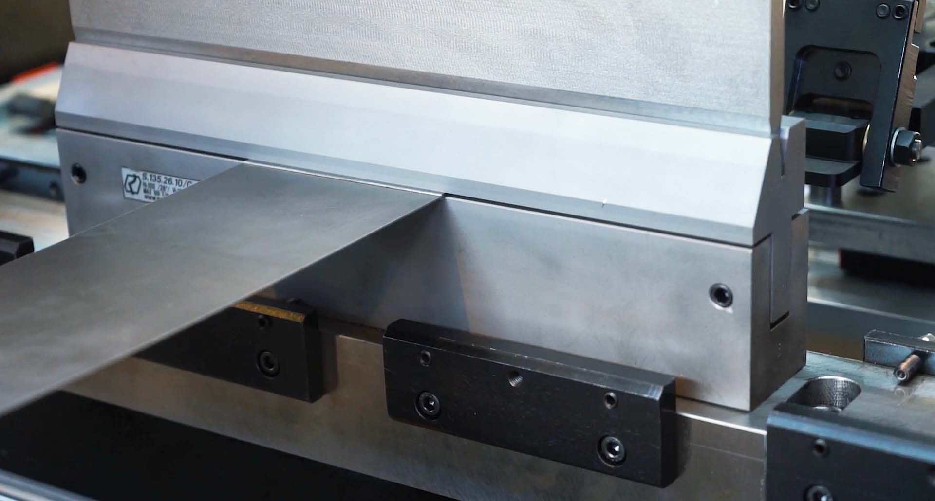 Операция плющения выполняется на тонколистовом металле