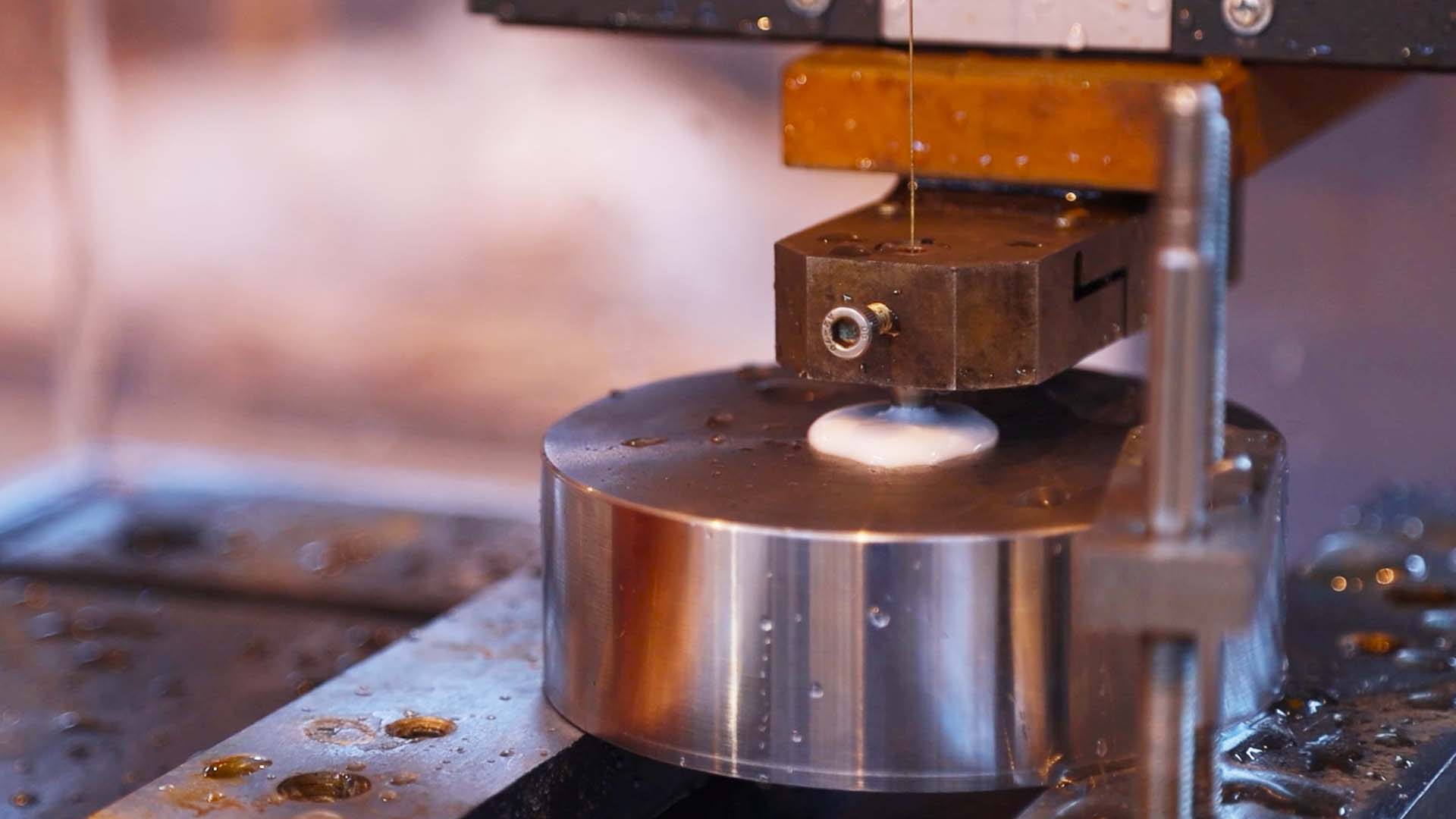 Супердрель прожигает отверстие вращающимся электродом