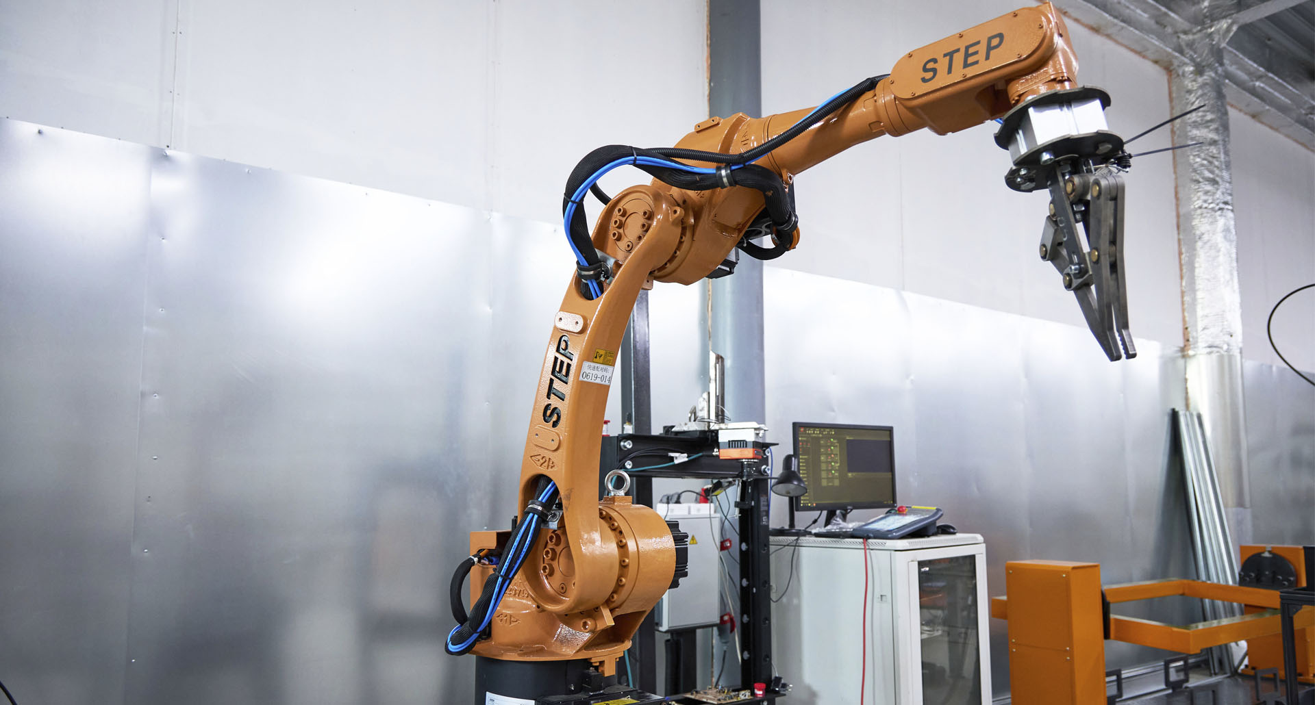 Пример универсального робота для производства лезвий для лопат