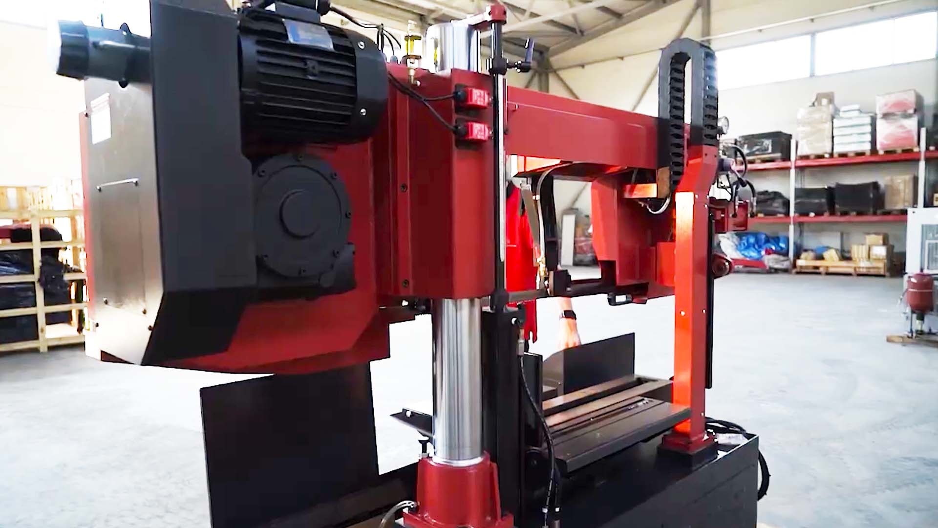 На колонных станках требуется периодическая смазка колонн