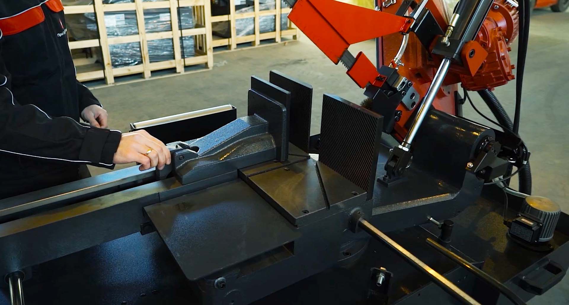 На основание станка крепится рабочий стол с тисками