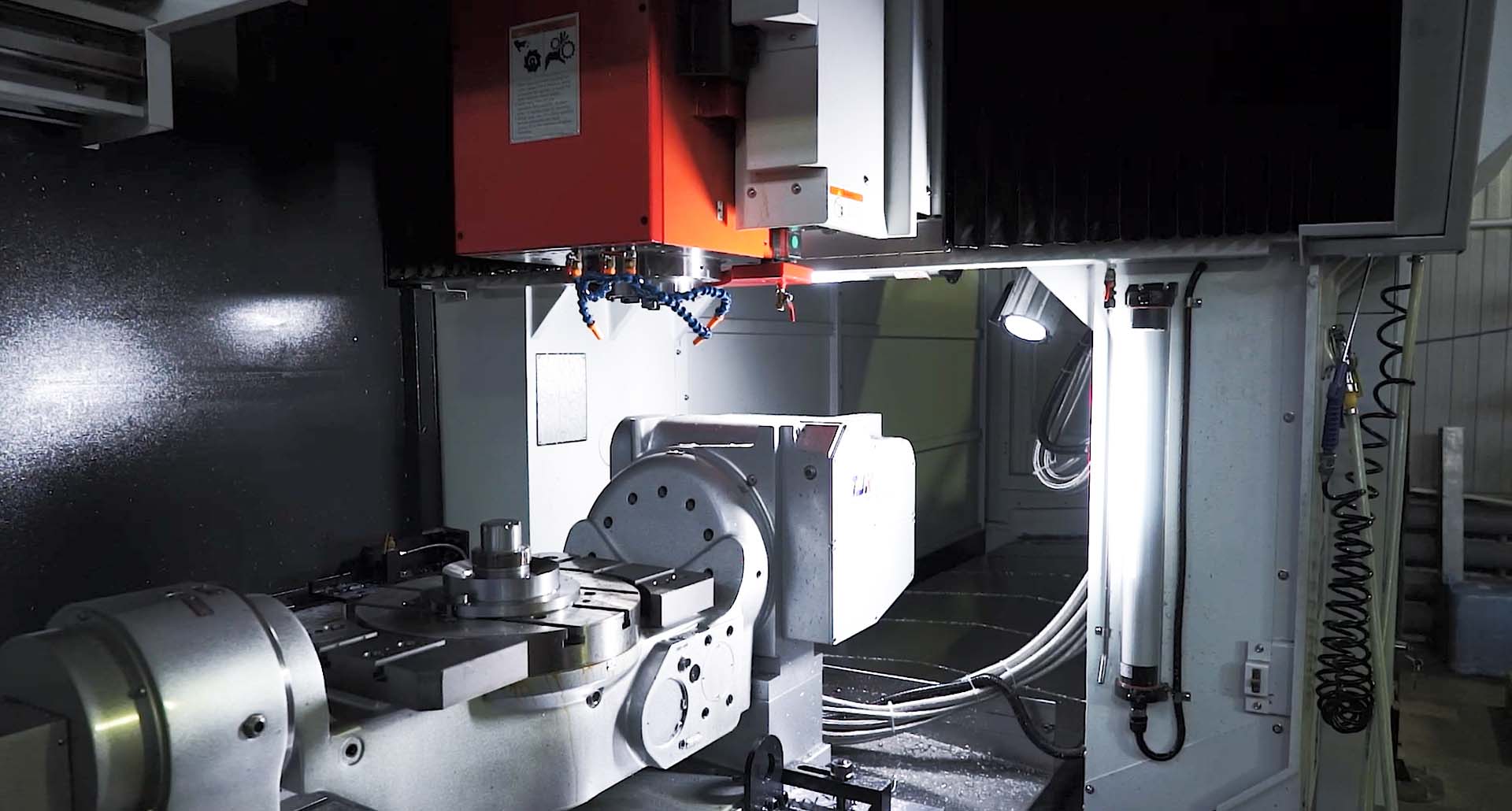 Шпиндель на портальных станках опирается на две колонны