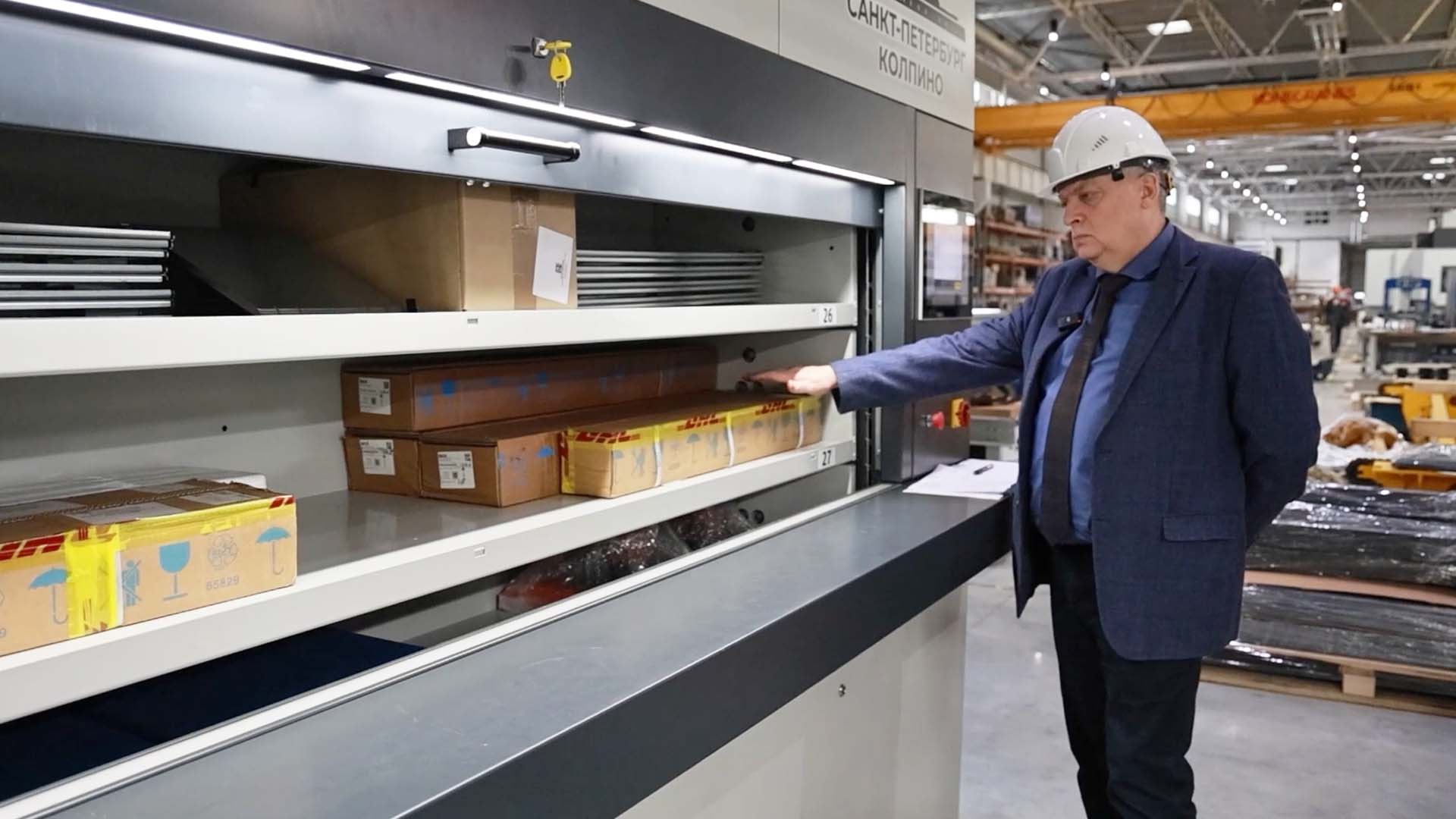 По команде оператора склад проворачивает все полки