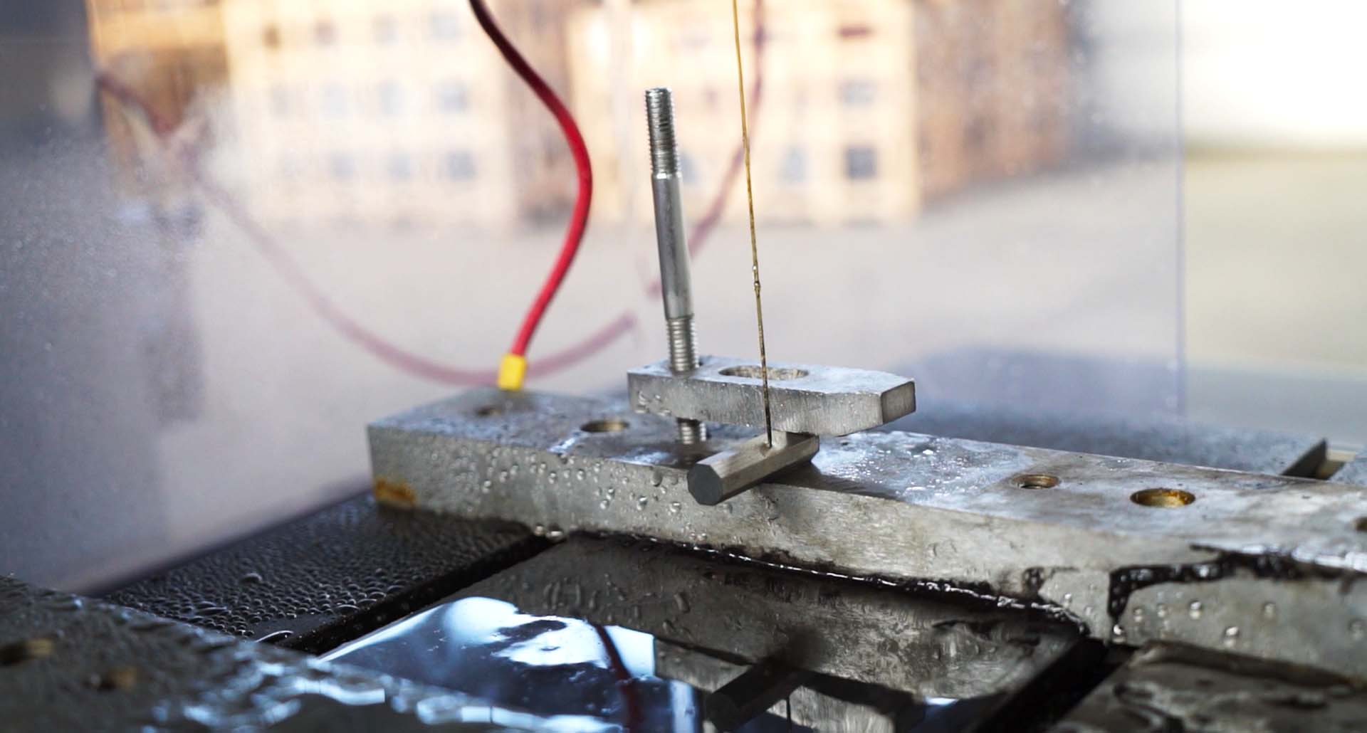 Электрод проникает в скошенные или сферические поверхности обрабатываемых деталей