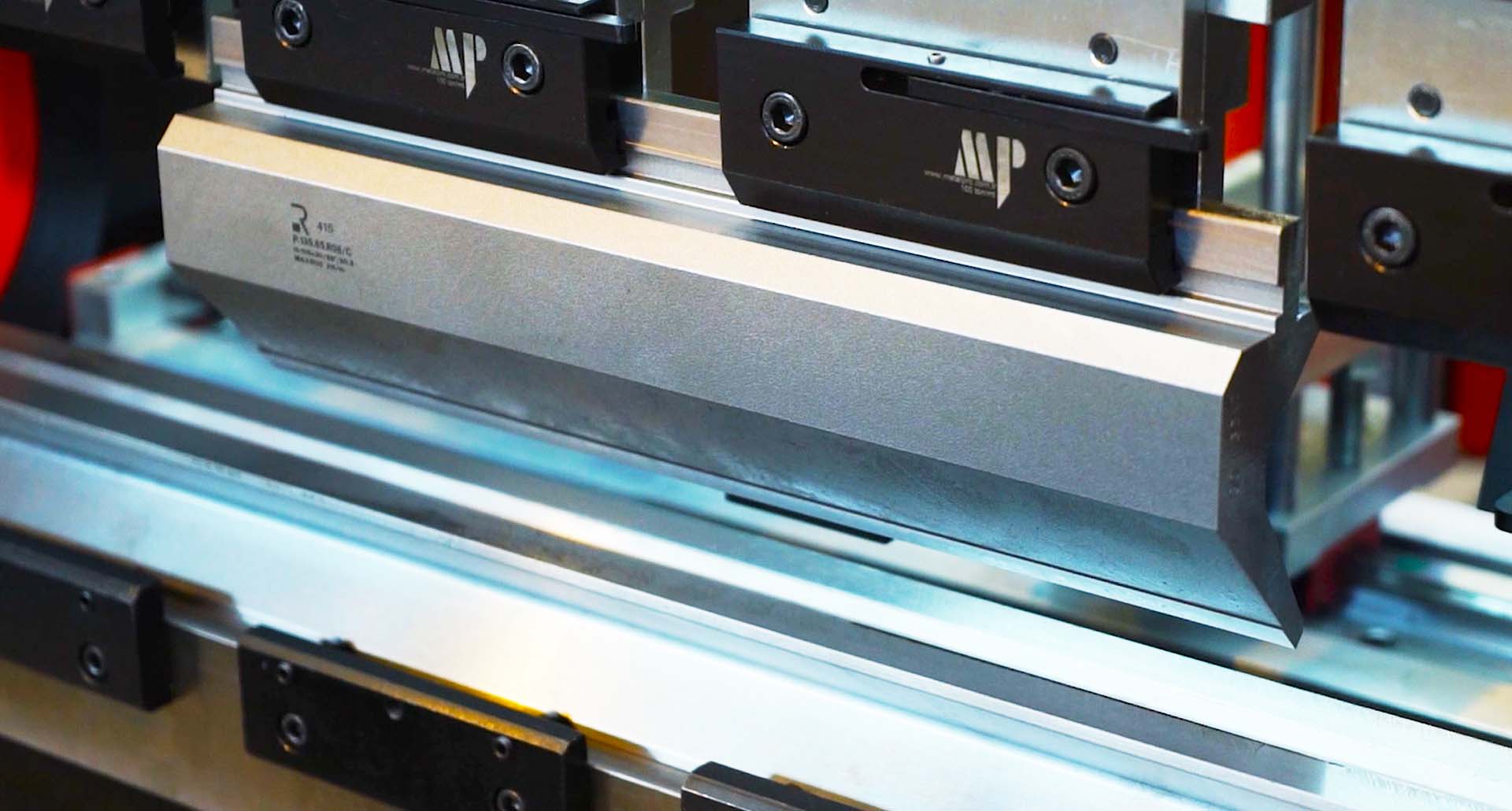 Гусевидный пуансон используют для создания U-образных профилей