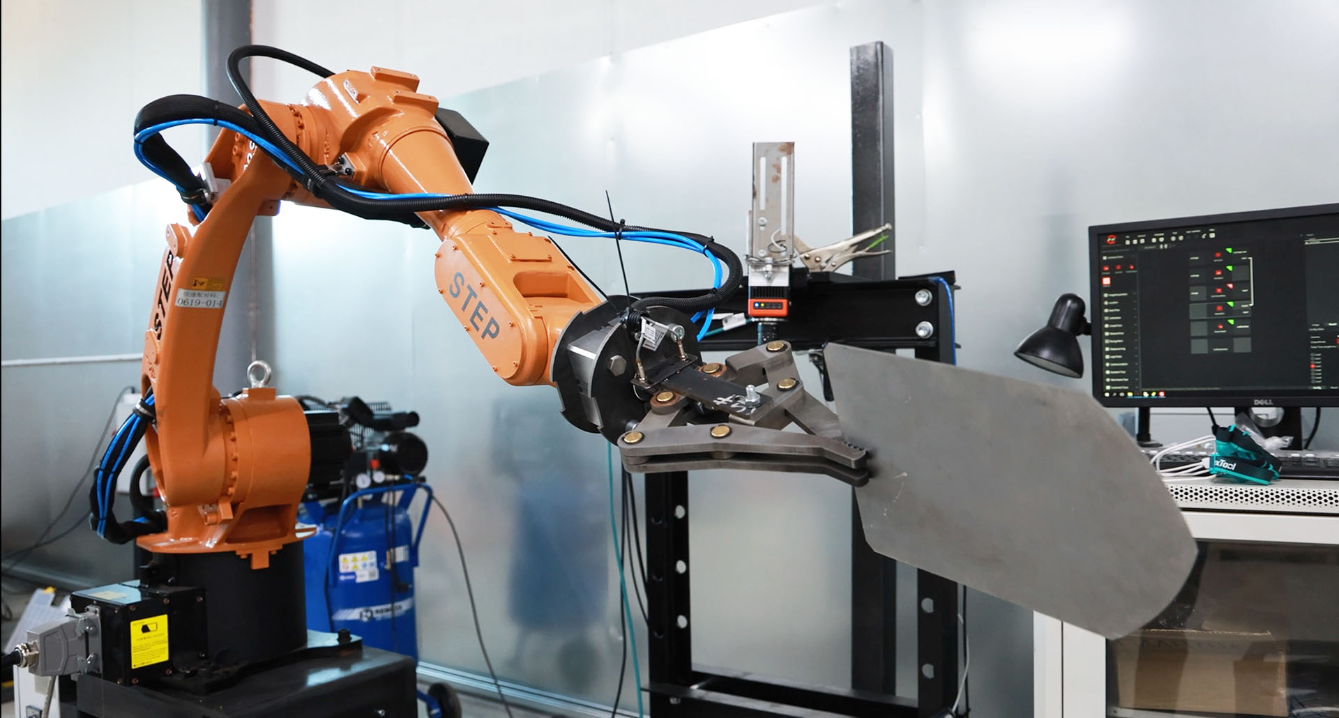 Перемещение заготовки промышленным роботом