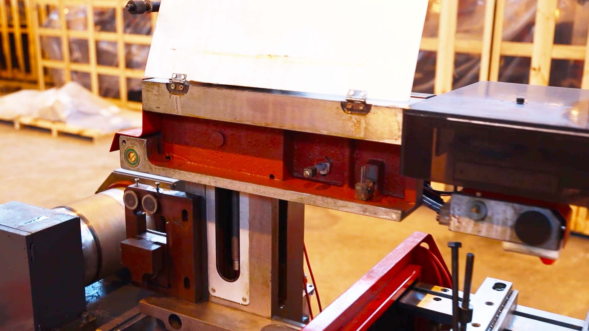 Налет на направляющих роликах приводит к возникновению замыкания