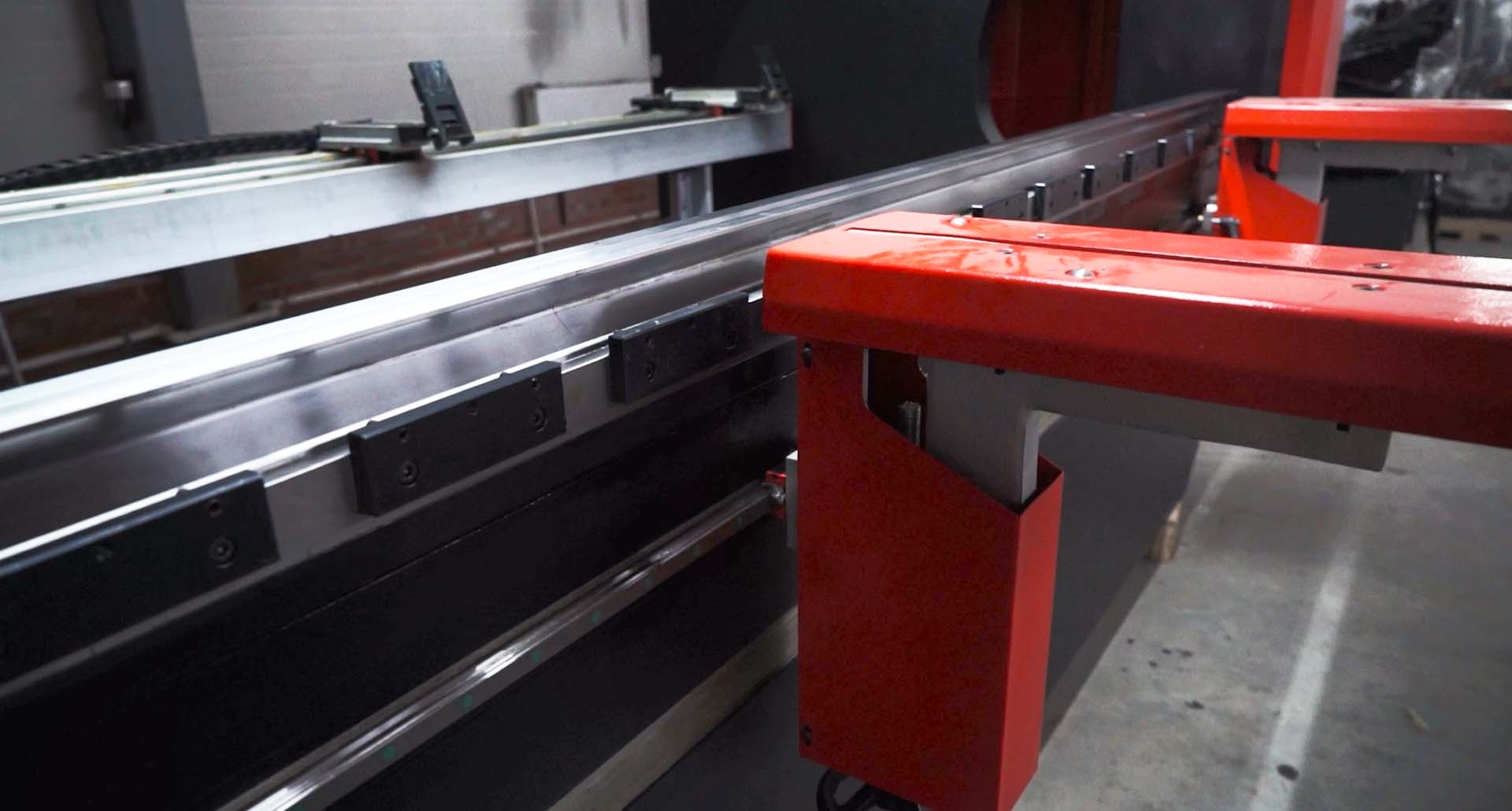 Смазка подвижных частей станка должна проводиться раз в неделю