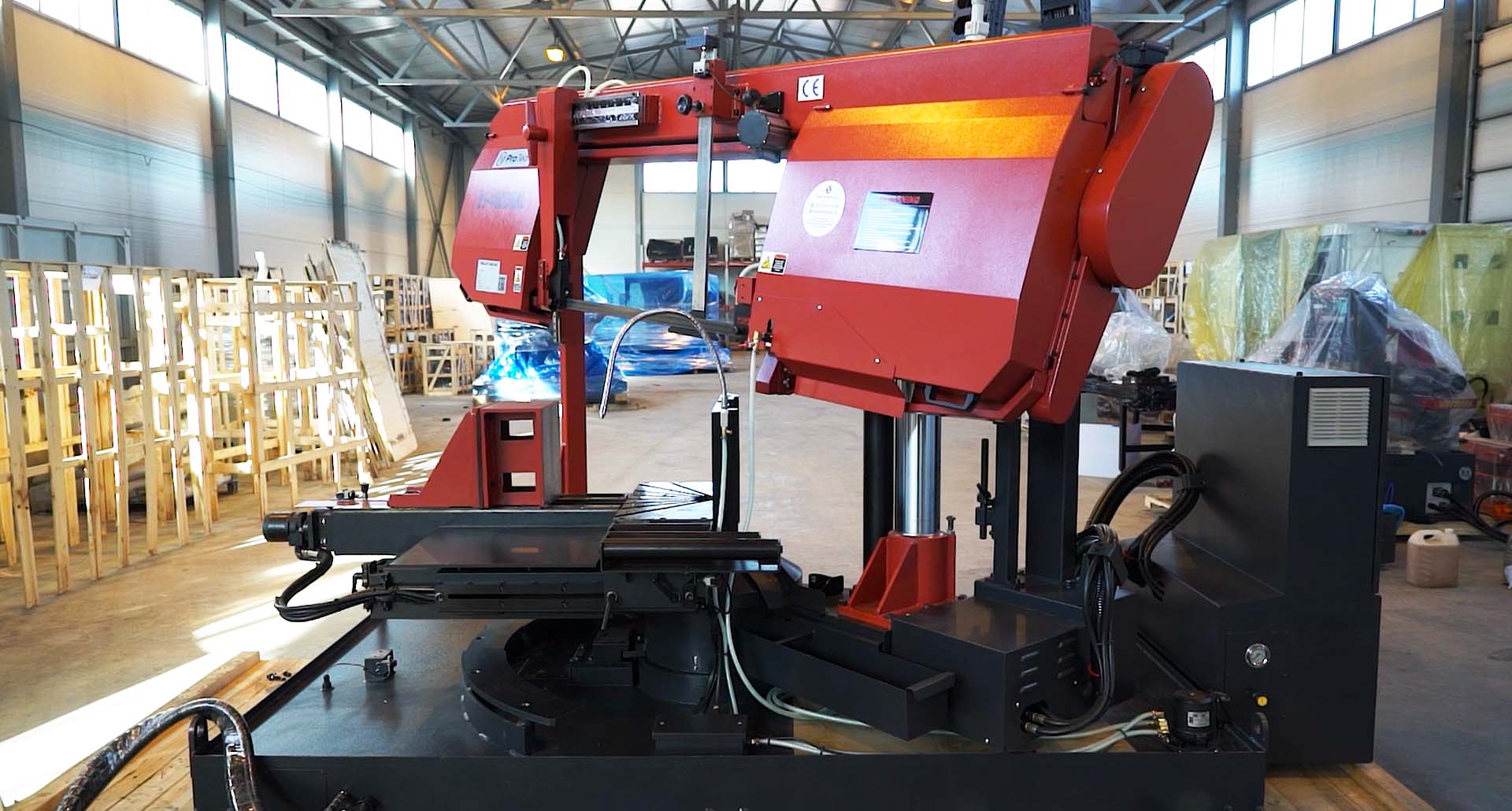 Некоторые модели колонного типа обладают возможностью поворота пильной рамы