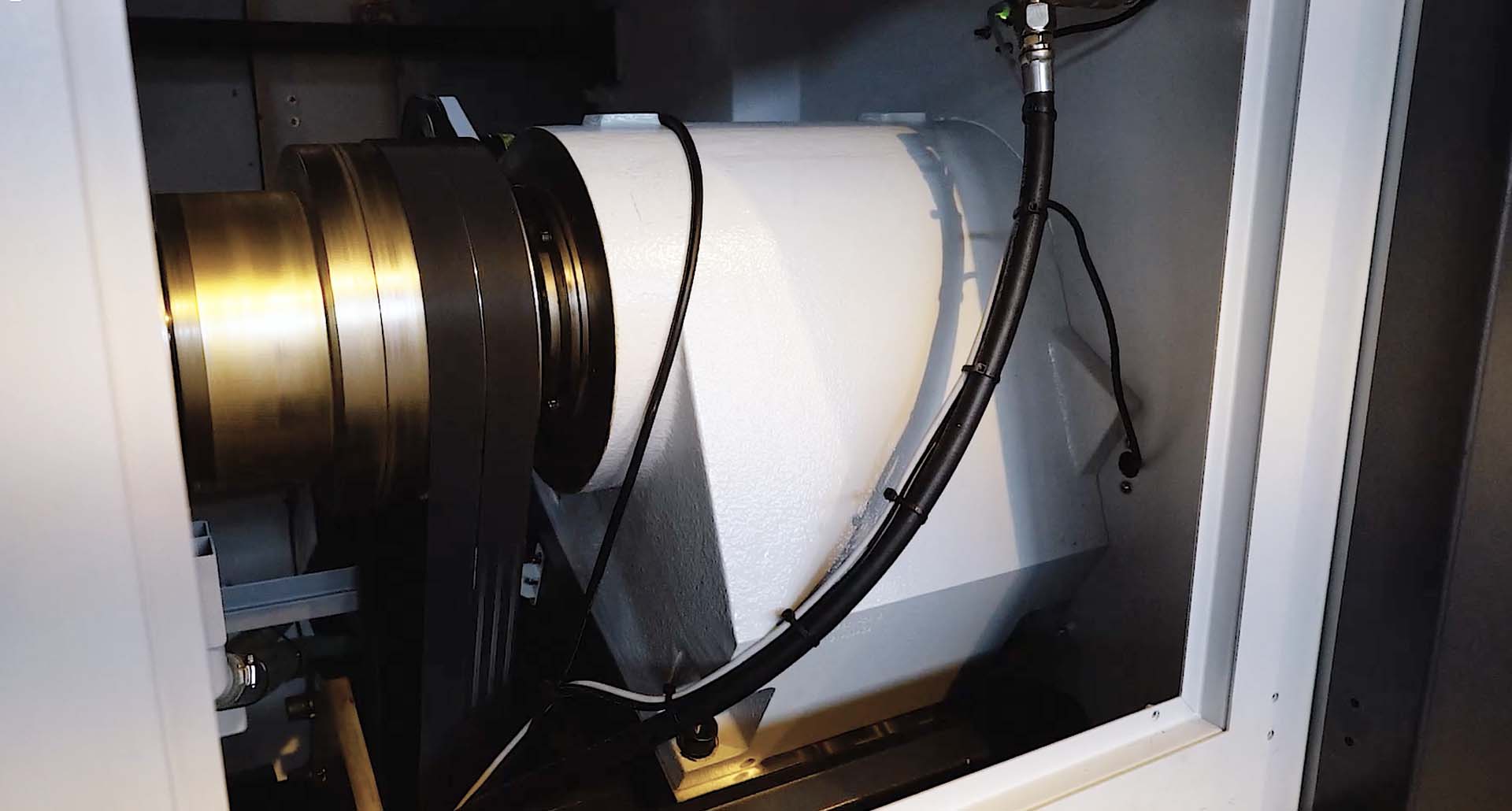 Передняя бабка предназначена для фиксации и вращения заготовки